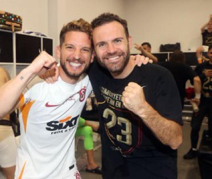 马塔职业生涯首夺联赛冠军，曼联球迷送祝福！下赛季欧冠可能相遇