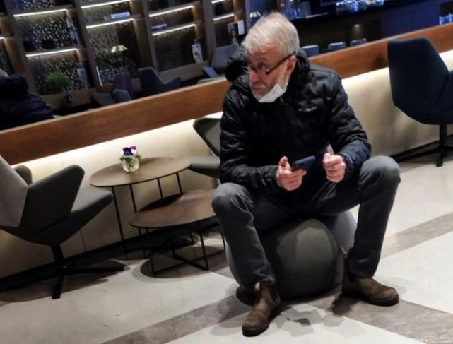 55岁阿布被制裁后首次亮相！头发全白面容憔悴，网友：完全换了个人