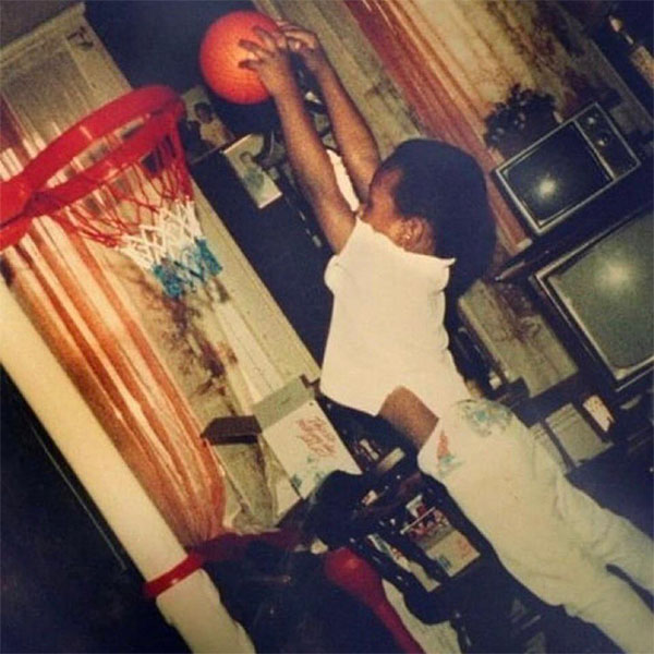 詹姆斯更换社媒头像：换成3岁扣篮照 他被曝玩橄榄球游戏全队最好