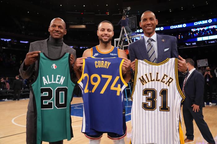 杜兰特公开索要礼物！库里晒照致谢球迷，纪念球上写着历史最伟大射手