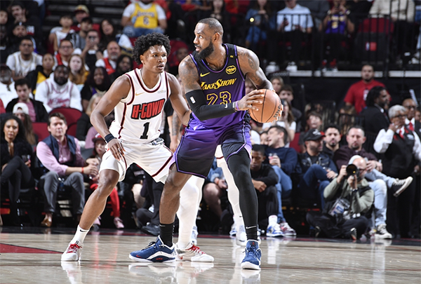 詹姆斯暂停示意被无视，湖人赛后猛批对手假摔