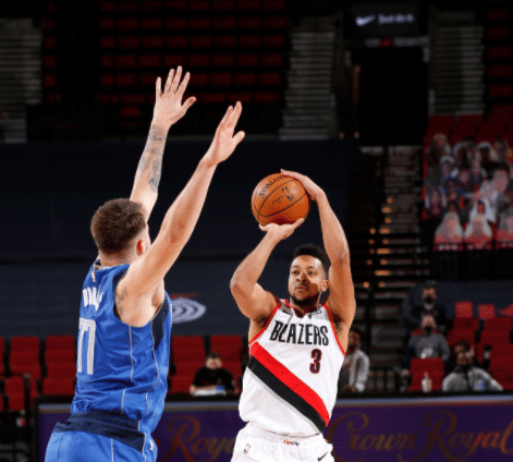 38+9+9！东契奇再空砍，2米21内线半场0分，1.58亿大合同成累赘！