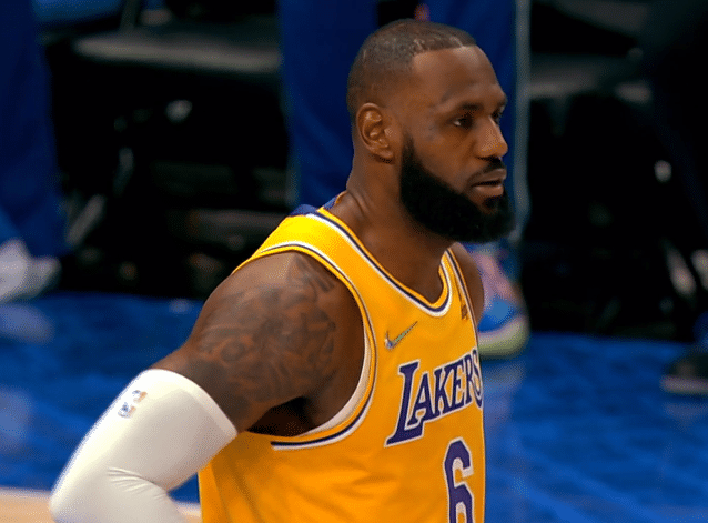 詹姆斯再演平筐恐怖弹跳！美媒直呼脑袋碰到篮板，谁敢信即将37岁