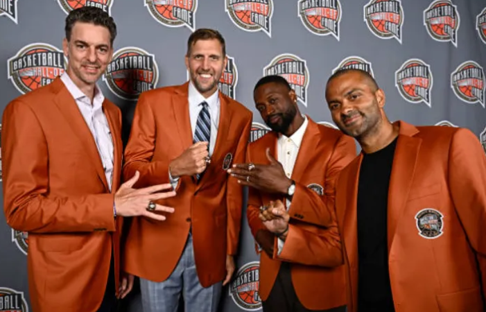 韦德正式进入名人堂：最后上台拥抱艾弗森 点名感谢安东尼保罗等人