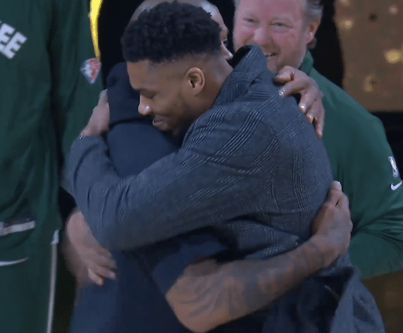 塔克正式领取总冠军戒指，满脸笑容拥抱字母哥，全场为他欢呼鼓掌