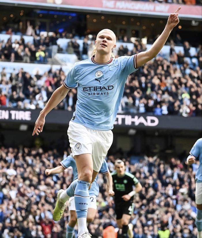 效超巅峰大罗+比肩梅西！哈兰德创5大神迹，半场双响后被换，获8.1分