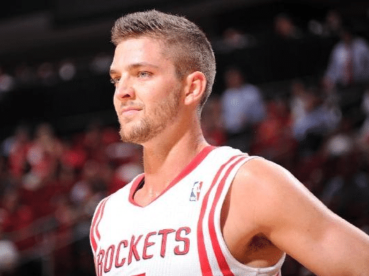 NBA生涯9年，一半时间在“床上度过”，打一场球拿17万美元