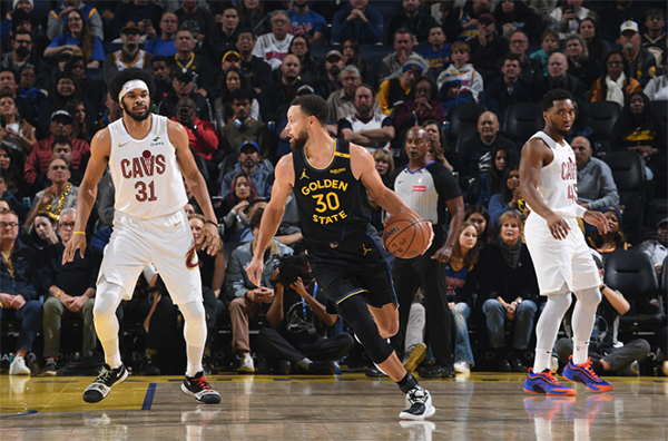 勇士主场遭骑士 “血洗”：库里领衔三大主力迷失，辉煌不再