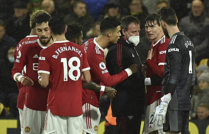 英超官宣曼联比赛延期！联赛一周42人新冠阳性，为赚钱不愿停摆