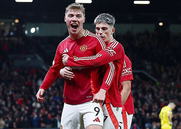 曼联3-2逆转斩获阿莫林执教首胜，新帅换人果决，然两位置亟待引援