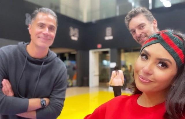 暖心！大加索尔抱起科比女儿尝试扣篮，瓦妮莎重回湖人训练馆