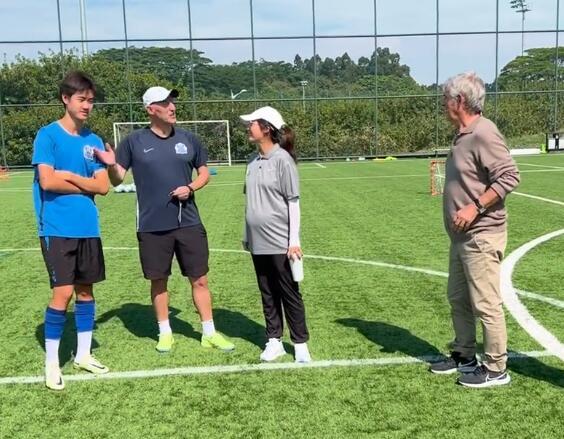 米卢看望广州城梯队，鼓励郑智儿子