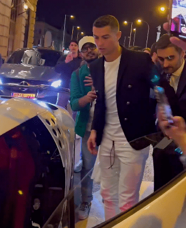 C罗开6千万限量超跑现身马德里，携乔治娜共进晚餐