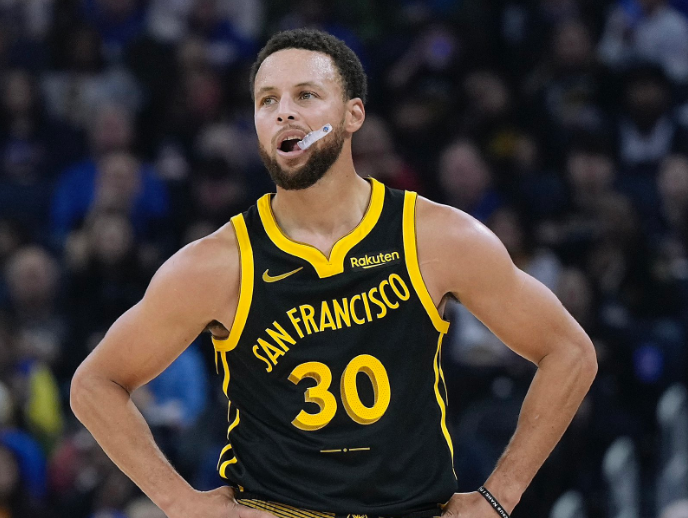 勇士官宣库里核磁结果：右膝无结构损伤 因伤继续休战预计很快复出