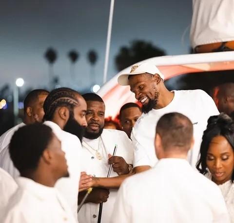 哈登开33岁生日派对！杜兰特到场保罗沃尔点赞 76人官方调侃扔蛋糕