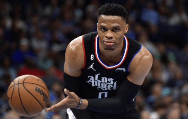 威少战湖人大爆发：单节10+3得分超詹眉之和 赛前与詹眉零交流