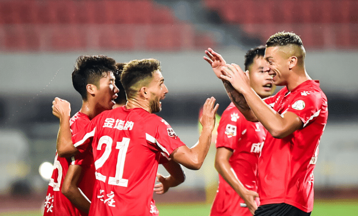 突发官宣！冲超大热连签5大新援，金靴+2国脚将聚首，剑指4年壮举