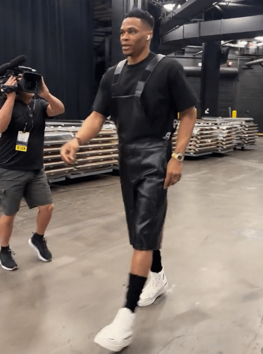 威少G2穿背带裤入场！快船老板正式表态 搬离洛杉矶后球队不会更名