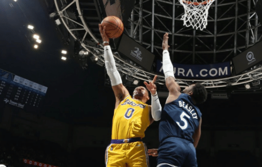 过分了！威少大空位却三不沾，唐斯四处张望无声嘲讽，湖蜜心寒