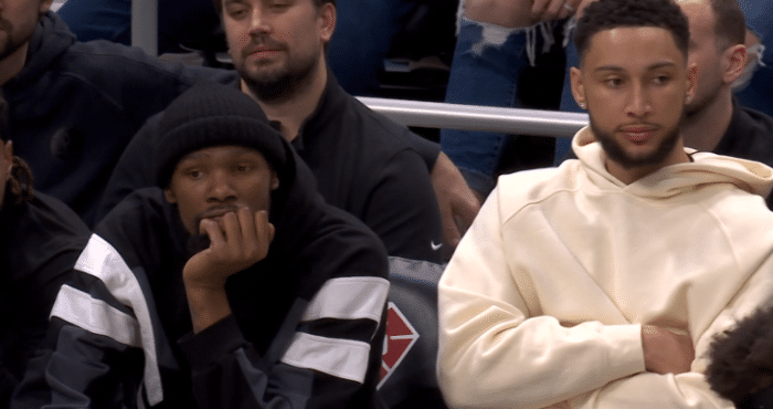 篮网赢球后杜兰特高呼赢了，欧文深情拥抱父亲全队更衣室庆祝曝光