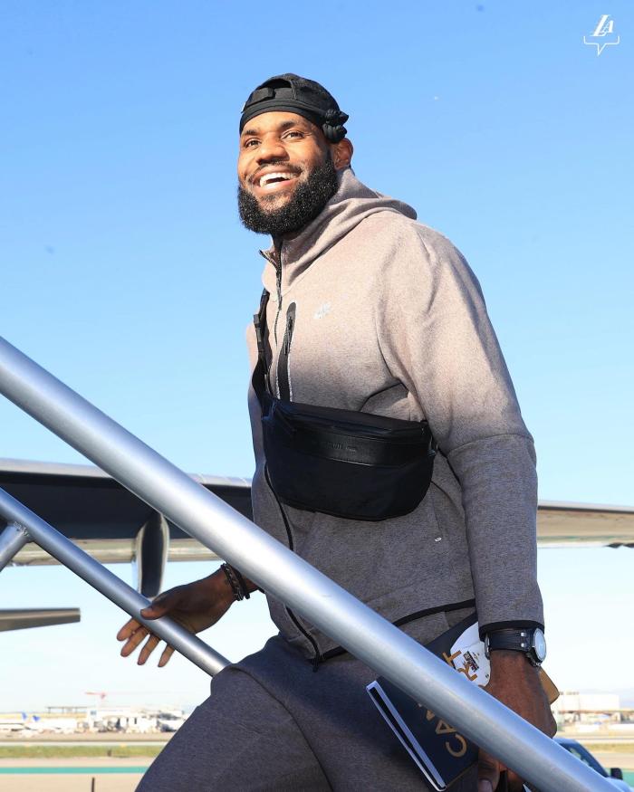 湖人全队飞往萨城！老詹威少同样满脸笑容，安东尼一副大佬范