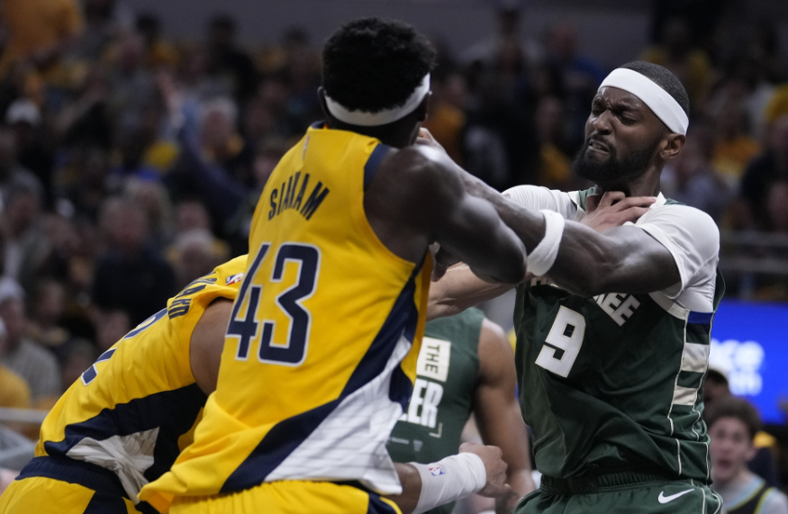 1-3！雄鹿众生百态：字母哥利拉德满脸绝望，里弗斯认输