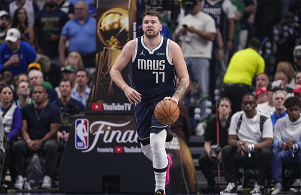 总决赛第三场，波尔津吉斯伤停，东契奇欧文发威后被绿军追分