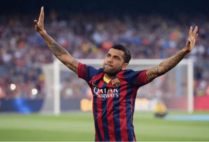 阿尔维斯周薪非1欧元，其年薪为15.5万欧元，为巴萨最低工资标准！