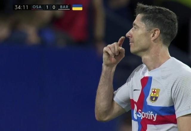 莱万玩大了？故意肘击染红+两次指鼻挑衅惹怒主裁！或被重罚禁赛4场