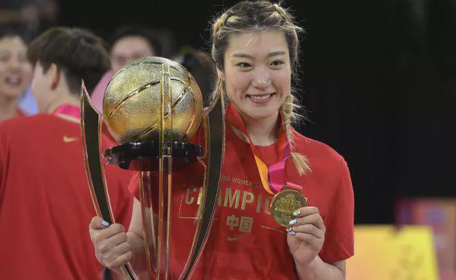 张隆为何不放手李梦？离婚赔偿数字曝光，名记点关键，李梦尴尬了