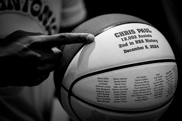 保罗总助攻锁定历史第二席，哽咽谈历程，库里带头恭贺 “控卫之神” 荣耀