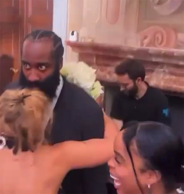 哈登休赛期参加婚礼 女友抢捧花后其震惊表情成焦点