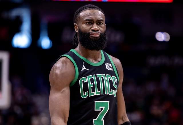 大爆冷！联盟第一轰然倒下，塔图姆情绪失控，球迷失望退场