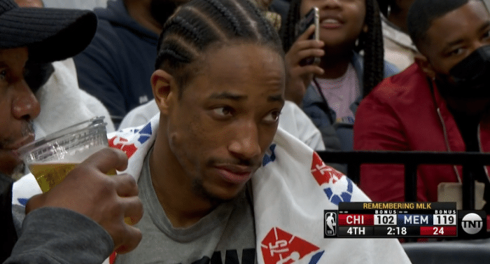 冲突！莫兰特被激怒拿球砸人吃T，亚当斯保护队友抱走公牛悍将引热议