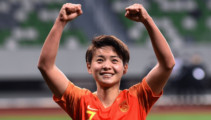 转折点！球迷齐声高唱国歌，3分钟后女足破门，加时赛王霜制胜