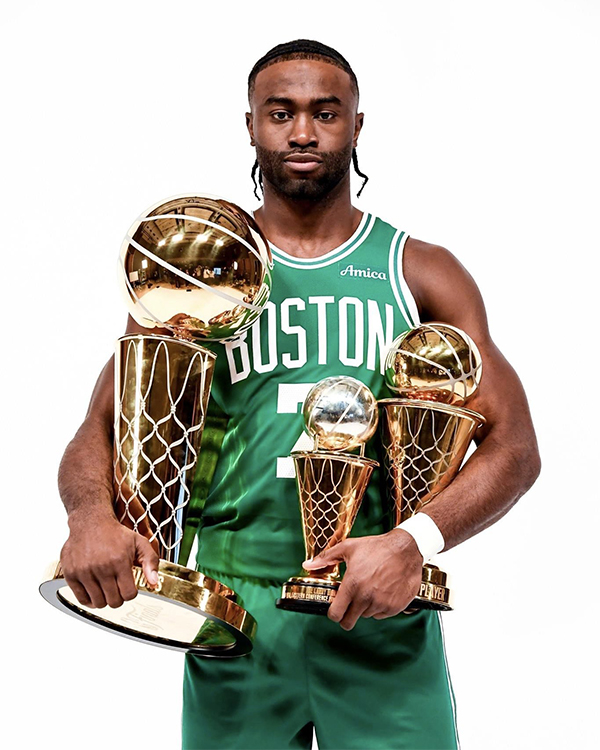 布朗抱三奖杯亮相，笑谈争议，准备开启卫冕之旅