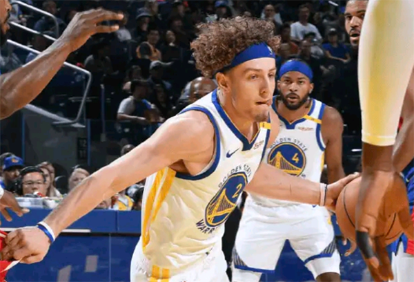 勇士季前赛轻取活塞，波杰遭队友误伤退赛，库里赢球后开怀大笑