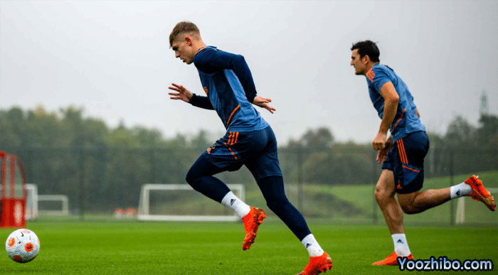 曼联官宣两人复出，马奎尔恢复训练！曝曼联欲免费签国米铁卫取代