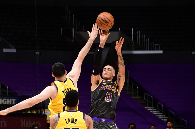 破案了，投进关键三分前，库兹马为何瞪着詹姆斯？小将赛后给出答案