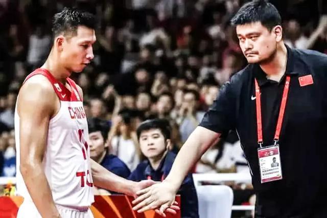 男篮男足互踩吐槽后续，新华社十个字点评回应引热议