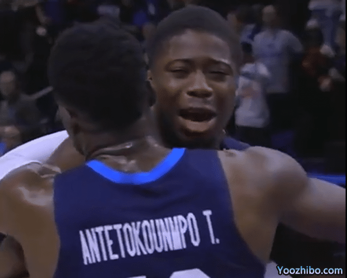 德国晋级！施罗德与妻子相拥，字母弟掩面哭泣，字母击中对手头部