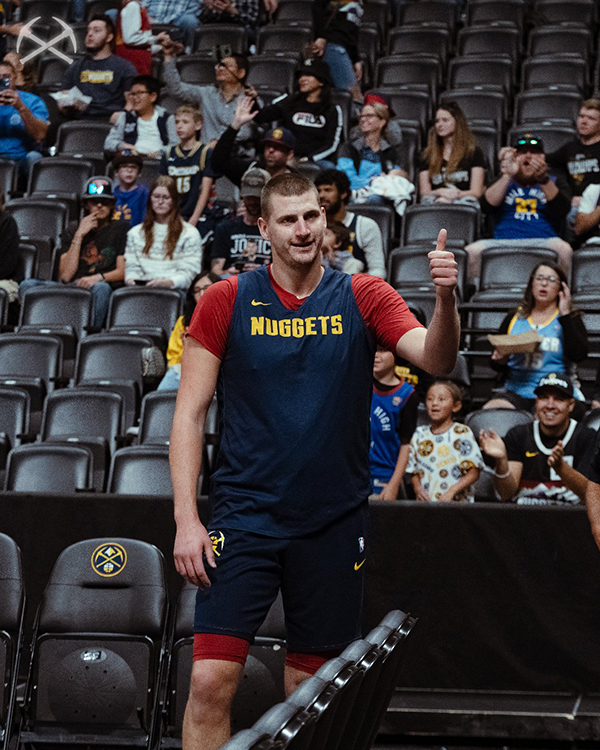 约基奇客场教练+赛后看赛马！全队与总冠军奖杯合影：戈登兴奋跳舞