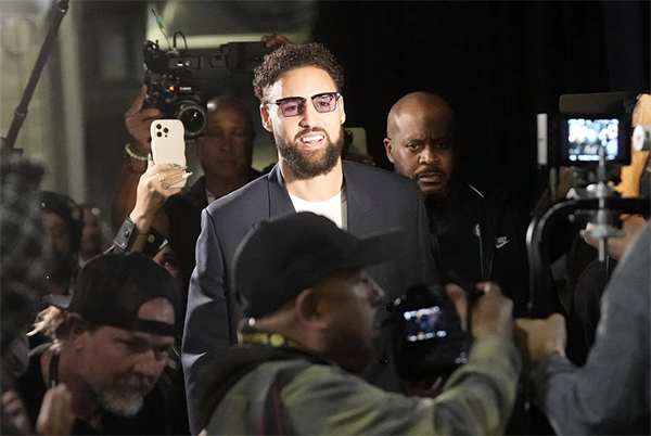 库里讲话取消添波折，克莱抵勇士球馆受热烈欢迎成焦点