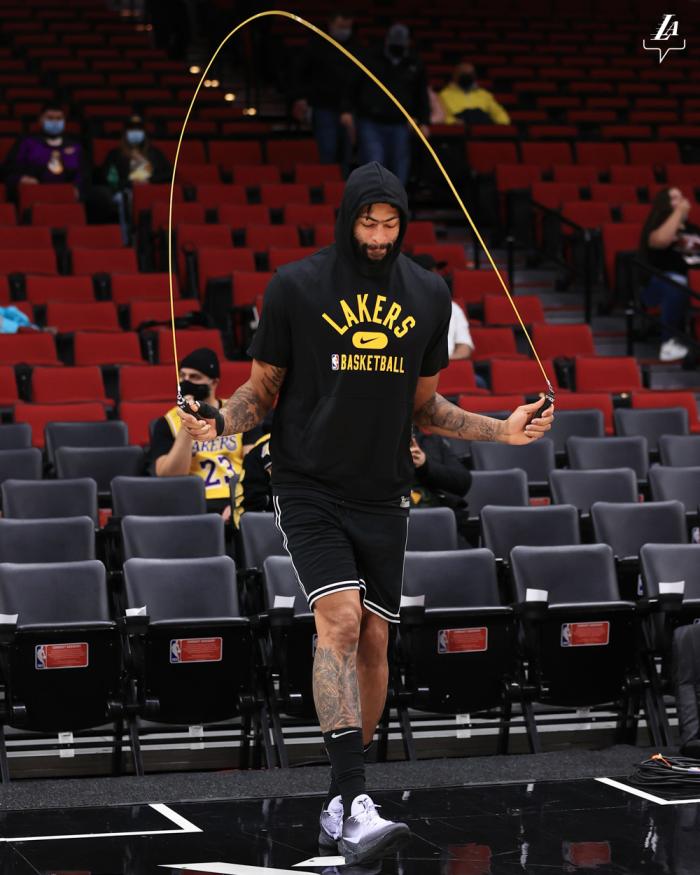 浓眉因胃病提前退赛！湖人单节狂输22分，詹姆斯观战一脸无奈