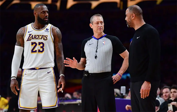 詹姆斯和乌度卡互喷细节曝光：狄龙第一时间拦住老詹 湖人巨星真生气了