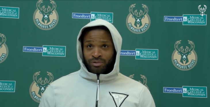 霍勒迪谈塔克：他让比赛变得容易 他的声音无处不在