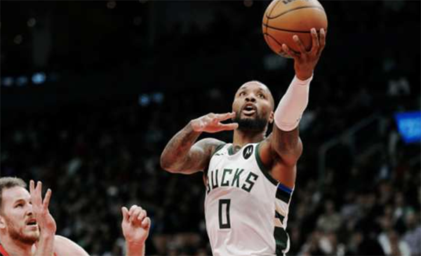 利拉德37+13打爆猛龙：超远三分点燃替补席 助攻创雄鹿生涯新高