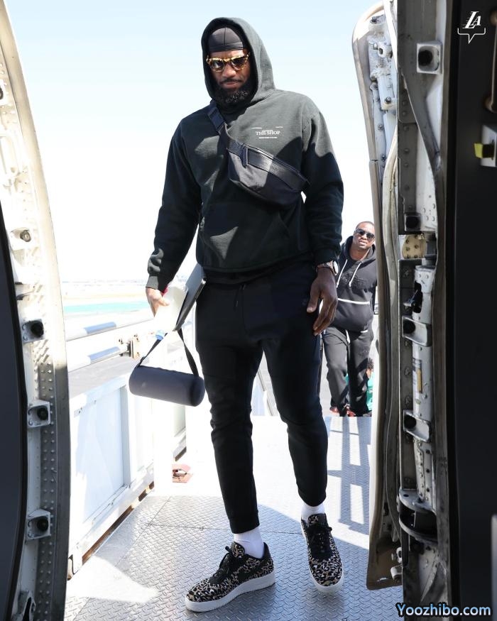 湖人官宣最新伤情！詹皇有伤浓眉仍穿保护靴，遭魔鬼赛程或无缘附加赛