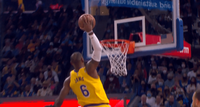 詹皇碾压撞开克莱+漂移上篮太狠，炸裂劈扣！单节7投仅8分库里9分