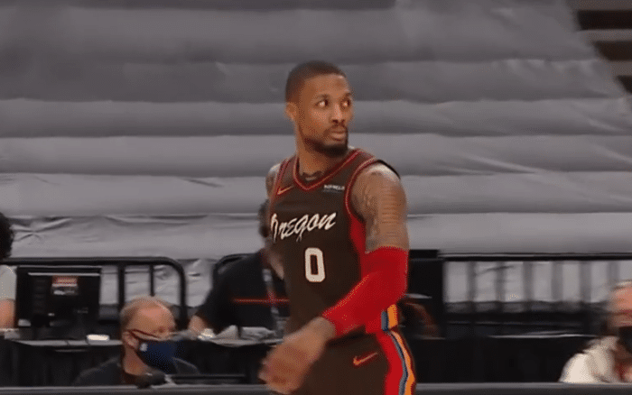 超远三分准绝杀！1.9亿超巨又炸了，库里仰天无奈，替补疯狂庆祝